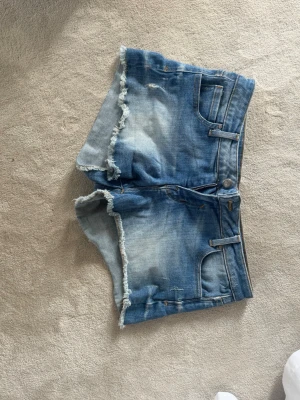 Jeansshorts  - Säljer dessa jeansshorts perfekt till stranden och till sommaren🥰🥰