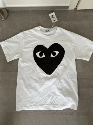 Vit Comme des Garçons Play t-shirt - Säljer en vit t-shirt från Comme des Garçons Play. Pris kan diskuteras.