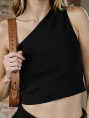 Svart one shoulder crop top - Snygg svart crop top med one shoulder-design. Storlek XS / 34, i mycket bra skick!
