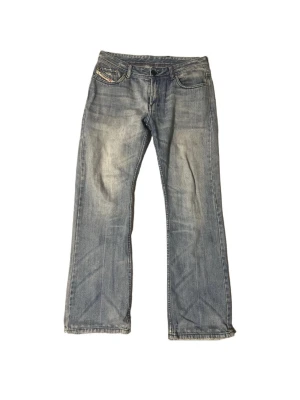 Diesel Bootcut Jeans - Ett par bootcut jeans från märket Diesel.                      Längd 107cm Midja 40cm Benöppning 22-23cm