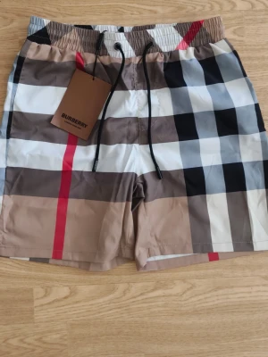 Rutig shorts från Burberry - Säljer ett par klassiska rutiga shorts från Burberry. Storlek 160-170 cm