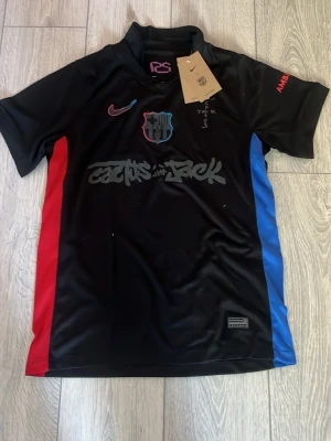Barca X Travis - Säljer denna Barca X Travis för den va för liten och jag kunde inte lämna tillbaka den. Riktigt snygg och går att använda till de mesta man gör!