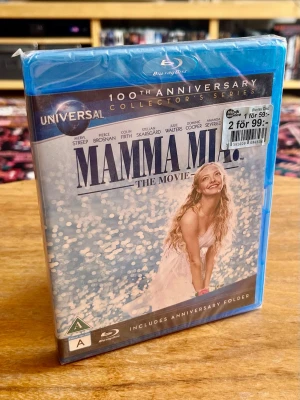 Mamma Mia! – Blu-ray (100th Anniversary Collector’s Series) – NY & INPLASTAD - Sälj en fantastisk utgåva av Mamma Mia! – The Movie på Blu-ray i Universal 100th Anniversary Collector’s Series.  Filmen är fortfarande fabriksinplastad, vilket gör den perfekt för både samlare och dig som vill ha ett helt nytt exemplar. 📦 Packas omsorgsfullt och skickas snabbt.