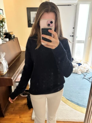 Svart stickad tröja med rund hals i cashmere - En enkel och stilren svart stickad tröja med rund hals och långa ärmar. Tröjan är i 59% cashmere från Zara och i str s😊💘