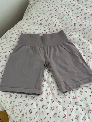 Träningsshorts - Träningsshorts ifrån nvgtn i en smutsrosa färg. Storlek M. 