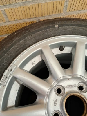 SIlverfärgad Audi aluminiumfälg - Säljer en silverfärgad aluminiumfälg till bil med Audi-logga. Fälgen har 10 ekrar och monterat däck. Passar till Audi och har en klassisk rund form. Perfekt för dig som vill byta ut eller komplettera dina hjul. Hämtas i Skene.