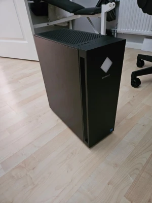 Dator delar - Jag säljer dator delar, i datorn så är det Moderkort HP OEM B660 LGA1700-sockel 2 DDR4-platser Micro-ATX RAM 16 GB DDR4 (2×8 GB) Vanligtvis Kingston FURY. Chassi HP Omen 25L Kompakt ATX-chassi Fronten har RGB-belyst Omen-logga det kommer med en bra o nice gaming mus med tangetbord och musmatt nått är fel på cooler fläkten eller moderkorten men är inte säker tror inte det. men det går att använda bra kan skicka fler bilder och kan diskutera om priset. Kan också lägga till mer tillbehör om behövsa