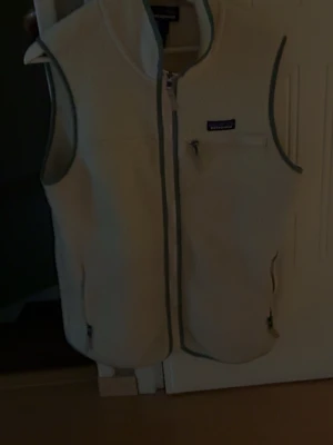 Patagonia väst - Patagonia väst köpt på naturkompaniet i Sthlm för en månad sen använd enbart en gång säljer då de blivit för stor 💓 Nypris 1399 säljer för 1055. Priset kan diskuteras vid en snabb och flexibel affär