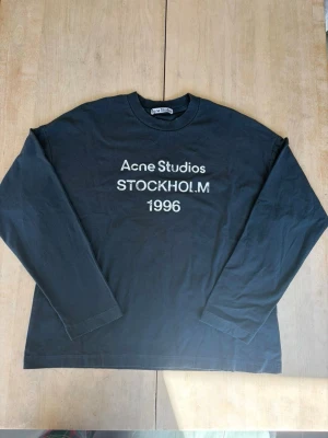 Navy Acne Studios Longsleeve - Helt ny navy acne studios longsleeve i storlek M, passformen är mer oversized än vanliga märken. Köpt från acne studios hemsida, kvitto finns. Hojta till om du har några frågor!
