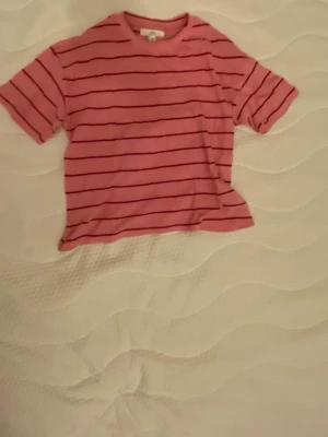 Rosa randig t-shirt - Skriv för fler bilder eller frågor
