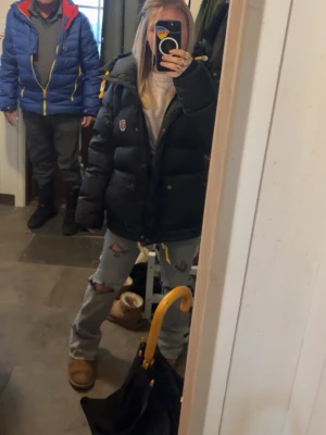 Grå jeans med hål - Snygga jeans med hål som använt några gånger men inte många, används inte mer och därför säljer jag dom