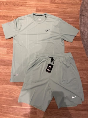 Nike set mint grön passar stl xl/xxl - helt ny set unik fin färg ritkigt skön mint grön