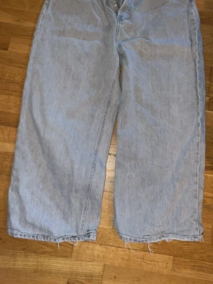 Gråa baggy jeans - Säljer jeansen för att de är för stora på mig. Har använt dem 3-4 gånger. Pris kan diskuteras.