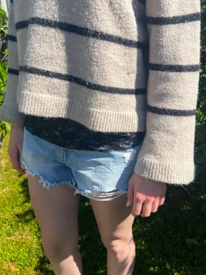 Hiphug svart spets - Fin spetsdetalj runt midjan som ger outfiten ett extra lyft. Ger superfin layering-effekt och perfekt till både jeans och kjol.