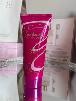 Fantasy Britney Spears body soufflé - Fantasy Britney Spears body soufflé i en snygg rosa tub med vita och silverfärgade detaljer. Innehåller 100 ml och har en krämig formula som återfuktar huden och lämnar en söt, fräsch doft. Perfekt för dig som vill ha en lyxig bodylotion med doft.