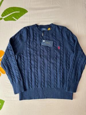 Polo Ralph Lauren - Säljer en ny oanvänt stickad Polo Ralph Lauren tröja. Skriv gärna om ni har frågor. Försten till kvarn! 