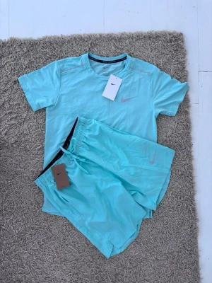 Nike sett (shorts och t-shirt) - Helt nya med prislapp plus 2 st Nike påsar som också kommer med men ja är just nu på mitt landställe och påsarna är hemma! Priset kan diskuteras!! 