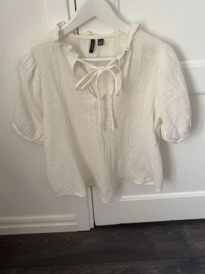 Vero Moda - Vit blus med knyte / XS