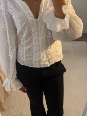 Vit brodyrblus från Gina Tricot- Storlek S  - Säljer en jättefin vit brodyrblus från Gina Tricot i storlek S. Endast använd ett fåtal gånger och i mycket fint skick, nypris var 499kr men säljer den för 200kr.(pris kan diskuteras) Perfekt till sommaren, passar fint till en jeanskjol eller linnebyxor 