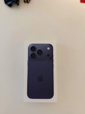 Iphone 17 pro 258GB Djupblå (oöppnad) - Helt ny obruten IPhone 17 pro 258gb djupblå. Kvitto finns, köpt från 3. Köpt för 15 000