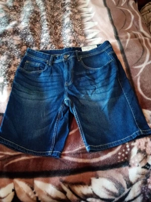 Herr stl 50/MBlå jeansshorts med fem fickor - Snygga blå jeansshorts i klassisk modell med fem fickor och knappgylf. Shortsen har kontrastsömmar och en avslappnad passform som passar perfekt till sommaren. Tillverkade i slitstarkt denimtyg.