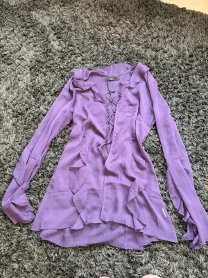 Lila räfflad genomskinlig topp  - Lila räfflad genomskinlig topp från bikbok