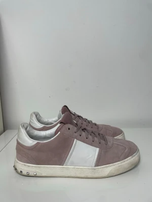 Rosa Valentino Flycrew  - Säljer nu dessa Rosa Valentino Flycrew i fint skick, skriv för fler bilder/frågor🙌🏼
