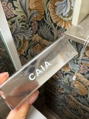 CAIA BB stick 20N - Bb-stick från CAIA i nyansen 20N. Kommer i en snygg, spegelblank förpackning med vit text. Perfekt för dig som vill ha en naturlig finish och jämn hudton. Passar dig som gillar smink med modern känsla. Endast testad på handen, säljer då den tyvärr inte va min färg😓❣️