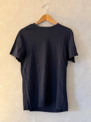 Tshirt - Basic tshirt från H&M