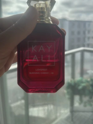 Kayali lovefest burning cherry - Perfekt för den som vill testa och inte köpa en stor flaska direkt. Uppskattar att det är lite mindre än hälften kvar, lite mindre än halva flaskan kvar av 50 ml.