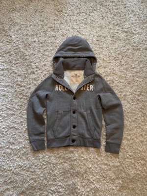 Hollister hoodie med knappar grå - Snygg cardigan från hollister, mycket bra skick. Storlek M!