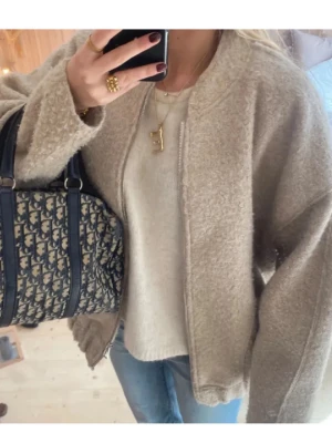 Beige teddyjacka med dragkedja - Helt ny jacka från Zara med prislappar! Storlek xs-s💕