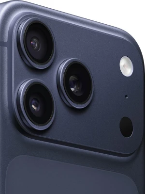 iPhone 15 Pro Blå Titanium - Snygg iPhone 15 Pro i blå titanium med stilren design och rundade kanter. Tre kraftfulla kameralinser på baksidan och en stor, skarp skärm på framsidan. Tillverkad i tåligt material och har Apples ikoniska logga på baksidan.