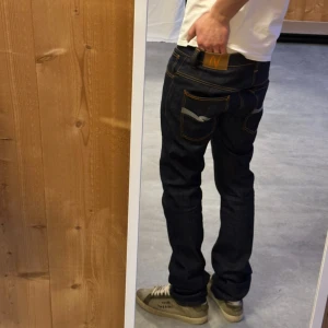 Mörkblå Nudie Jeans Thin Finn  - Storlek: W33 L36. Modell: Thin Finn. Asbra skick