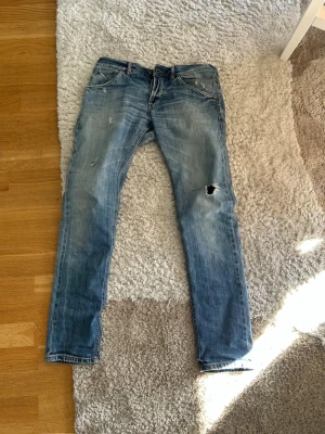 Dondup Sam jeans - säljer nu mina blåa dondup  jeans. Säljer för de var för små när jag köpte dem riktigt feta i modell Sam