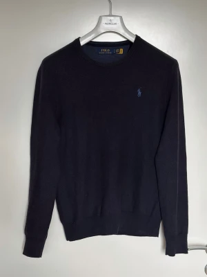 Ralph Lauren Tröja - Polo Ralph Lauren Mesh-Knit Cotton Crewneck Jumper. I nyskick utan defekt. Storlek S. Nypris är 2400 kr. Skickar alltid samma dag eller nästa dag. Skriv för mer information eller frågor. 