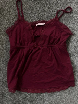 Vinrött linne  - Superfint linne från Nelly, aldrig använt💓💓