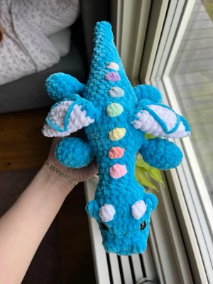 Blå regnbågsdrake🌈💙 - Ett tag sedan jag gjorde drakar men hade ljugit om jag sa att jag inte var obsesseeed men regnbågsfärgerna. Därför fick det bli några stycken denna gången🤭🌈💙 !Dessa innehåller säkerhetsögon som inte rekommenderas för barn under 3 år! 