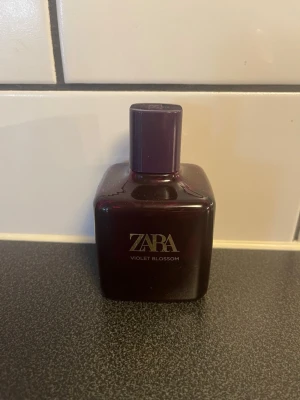 ZARA Violet Blossom parfym - En stilren parfymflaska från ZARA i modellen Violet Blossom. Den luktar elegant och starkt, perfekt för dig som vill ha en doft som doftar när man bara går förbi någon 