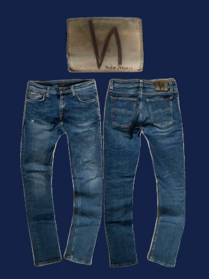 Nudie Jeans Skinny Lin - Säljer ett par Nudie Jeans i modellen Skinny Lin, i storleken 29/32. Jeansen är i bra skicka men har ett litet hål som går lätt att laga eller skicka in för gratis lagning hos Nudie