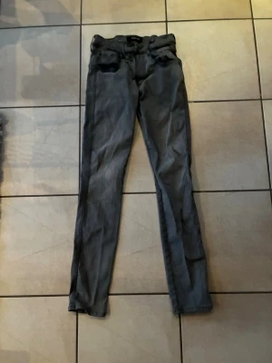 Gråa  jeans från replay - Säljer ett par gråa  jeans från replay Jeansen har klassisk femficksmodell, sitter väldigt bra. Materialet är stretchigt för en bekväm passform. Perfekta för dig som gillar en enkel och stilren look. Storlek ser du på bilden model replay anabass köpta för 1599 bara att höra av sig om de skulle va nått 