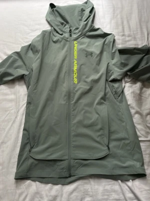 Under armour jacka  - Snygg Jacka perfekt för sommar höst och vår priset är super eftersom jag aldrig nästan använt den och den används inte så ofta darför säljer jag den fraktar samma dag ni köper den vid minsta lilla funderingar så hör av er 