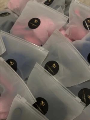 Självförsvarskit med fluffig nyckelring - Uförsäljning på Självförsvarskit från Keysofdefence ( uf företag) vi har ett begränsat antal kvar !! Den kmr med accessoarer på nyckelring: personlig larm, metallverktyg, flasköppnare, visselpipa och en fluffig grå pompom. Allt sitter på en metallring och levereras i genomskinlig förvaringspåse. Perfekt att ha i väskan eller på nycklarna. Finns i 4 olika färger, om ni vill ha flera bilder så äre bara att skriv 