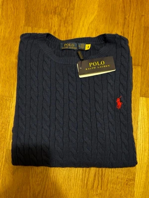 Stickad marinblå Polo Ralph Lauren tröja - Jätte snygg Mörkblå stickad tröja från Polo Ralph Lauren i storlek XL. Skicka bud (Priset är inte fast) 💯💯