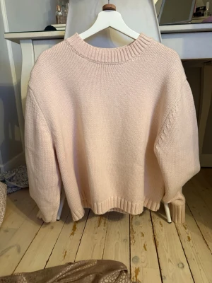 Ljusrosa oversized stickad tröja - Supersöt rosa stickad tröja, den är lite mer rosa än på bild.