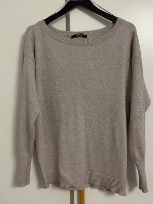 Beige stickad tröja från BikBok - Mysig beige stickad tröja från BikBok med rund halsringning och långa ärmar. Tröjan har ribbade muddar vid ärmslut och nederkant, perfekt för lager på lager och enkel att matcha till olika outfits.