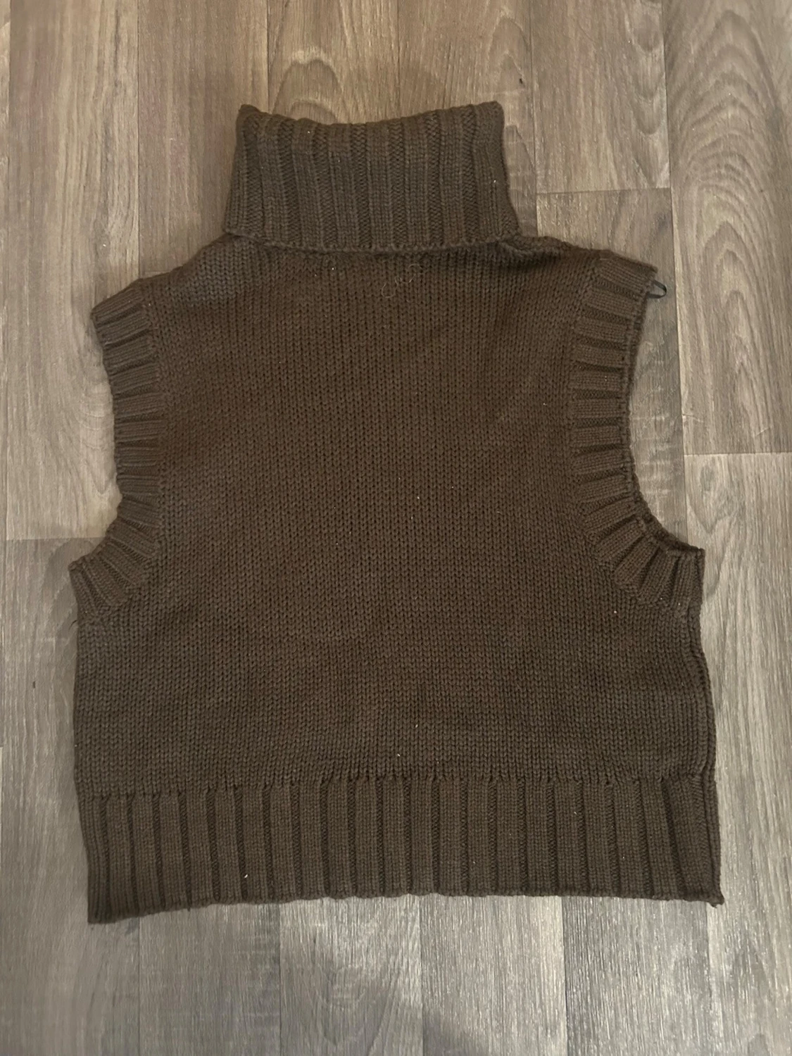 Brun stickad poloväst med flätmönster - 1