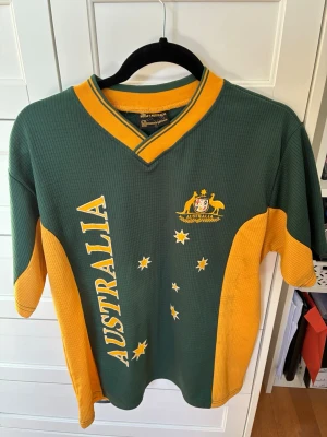 Fotbollströja  - Säljer denna Australien tröjan. Osäker på om det är en fotboll eller slags rugbytröja men den är väldigt najs. Storlek M! 