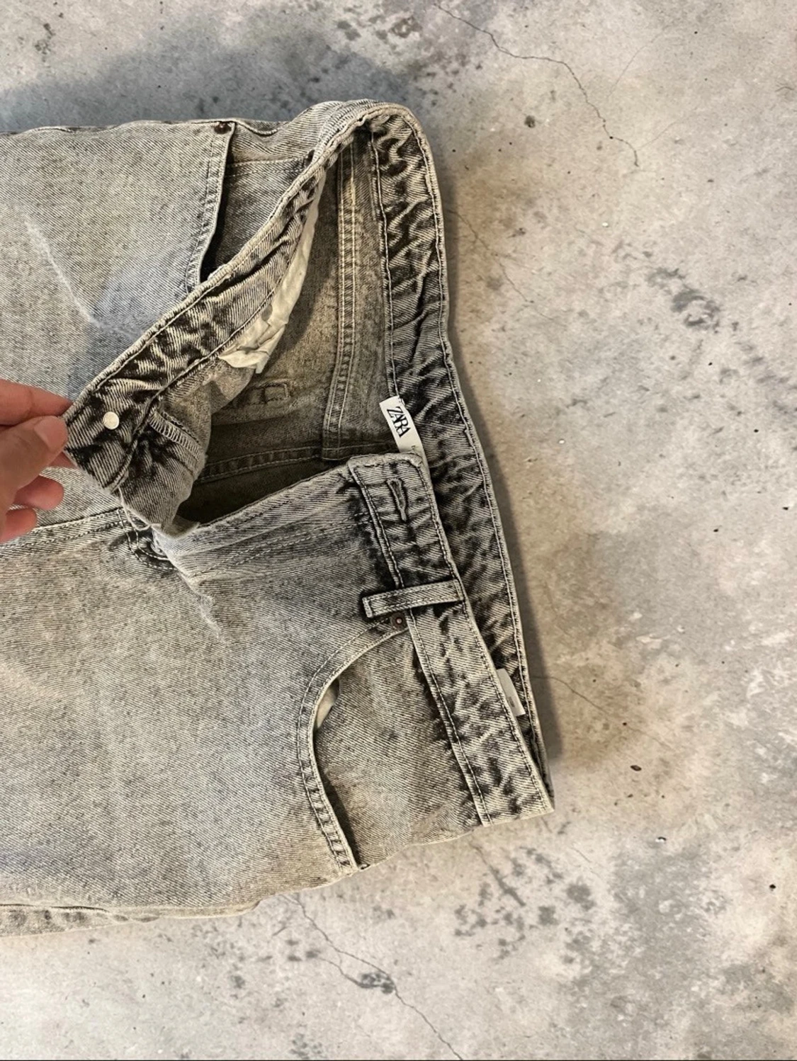 Grå tvättade raka jeans från Zara