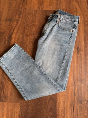 Ljusblå Levis 555 jeans - Säljer dessa par Levis jeans pga att jag har inte användning av dom. De är så bra skick då jag inte lagt märke till någon defekt. Modellen är 555 och är lite mer relaxed. Kom med frågor!